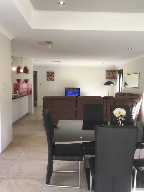 Shiraz Heights - Accommodation Redcliffe 5