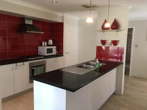 Shiraz Heights - Accommodation Redcliffe 3