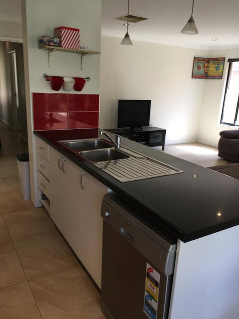 Shiraz Heights - Accommodation Redcliffe 11