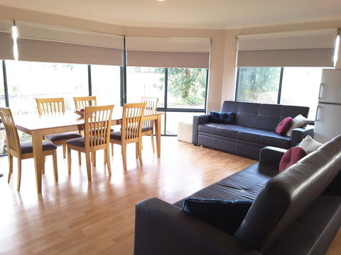 Cosy Corner Chalets - Accommodation Redcliffe 0
