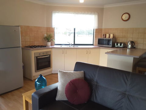 Cosy Corner Chalets - Accommodation Redcliffe 8