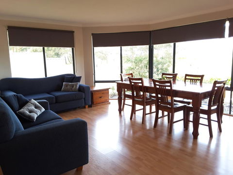 Cosy Corner Chalets - Accommodation Redcliffe 4