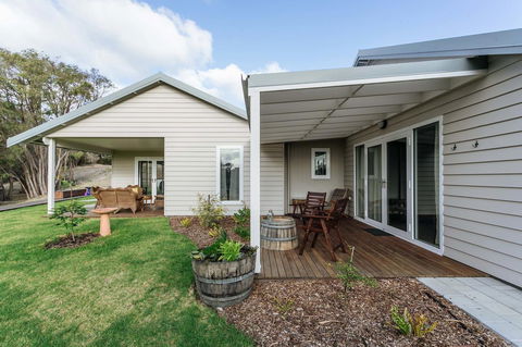 Stablebase - Accommodation Redcliffe 4