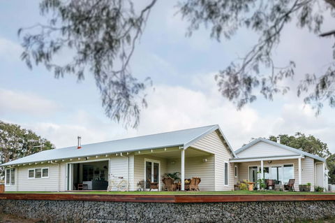 Stablebase - Accommodation Redcliffe 3