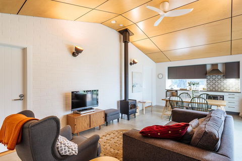 Stablebase - Accommodation Redcliffe 15