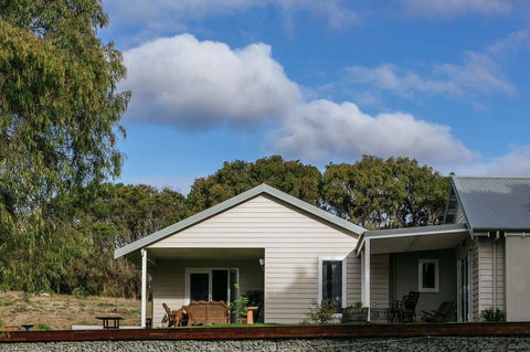 Stablebase - Accommodation Redcliffe 2