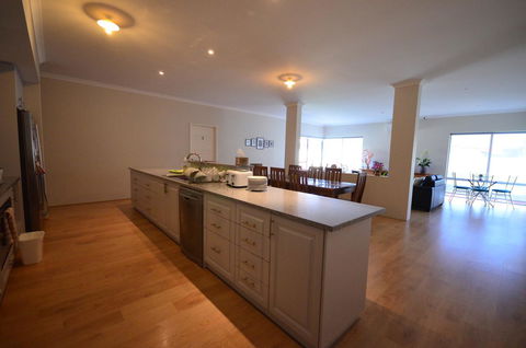 Ellard Bed & Breakfast - Accommodation Redcliffe 14