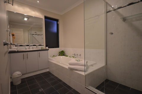 Ellard Bed & Breakfast - Accommodation Redcliffe 12