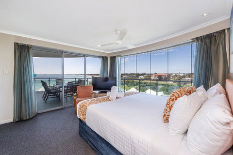 A 406 FANTASTIC OCEAN BEACH And MARINA VIEW APT - MANDURAH - Accommodation Redcliffe 13