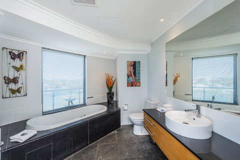 A 406 FANTASTIC OCEAN BEACH And MARINA VIEW APT - MANDURAH - Accommodation Redcliffe 14
