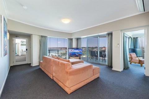 A 406 FANTASTIC OCEAN BEACH And MARINA VIEW APT - MANDURAH - Accommodation Redcliffe 0