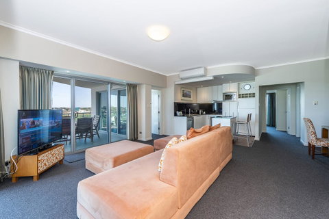 A 406 FANTASTIC OCEAN BEACH And MARINA VIEW APT - MANDURAH - Accommodation Redcliffe 22