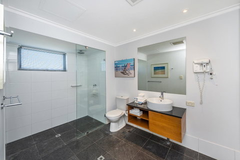 A 406 FANTASTIC OCEAN BEACH And MARINA VIEW APT - MANDURAH - Accommodation Redcliffe 16