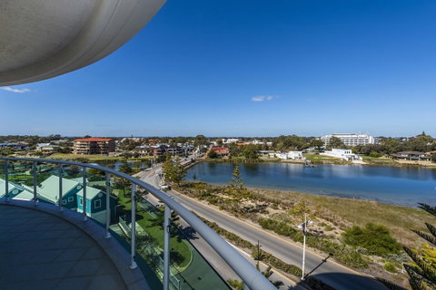 A 406 FANTASTIC OCEAN BEACH And MARINA VIEW APT - MANDURAH - Accommodation Redcliffe 11