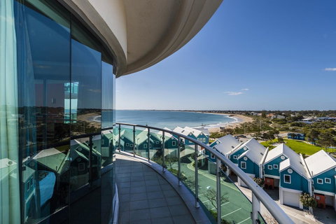 A 406 FANTASTIC OCEAN BEACH And MARINA VIEW APT - MANDURAH - Accommodation Redcliffe 9