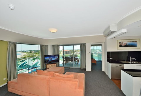 A 406 FANTASTIC OCEAN BEACH And MARINA VIEW APT - MANDURAH - Accommodation Redcliffe 10