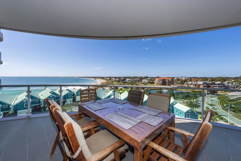 A 406 FANTASTIC OCEAN BEACH And MARINA VIEW APT - MANDURAH - Accommodation Redcliffe 4