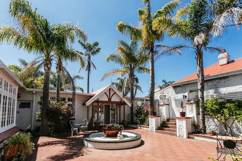 Elliot House - Accommodation Redcliffe 6