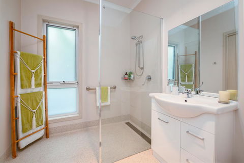 Erriba House - Accommodation Redcliffe 2