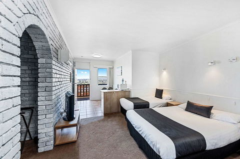 Coach House Launceston - Accommodation Redcliffe 13