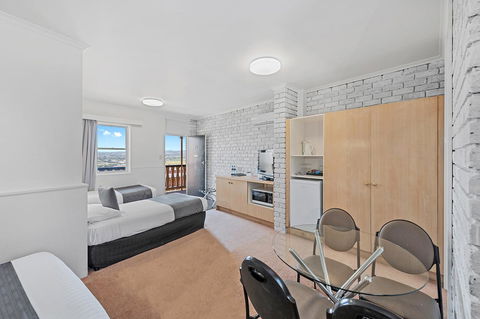 Coach House Launceston - Accommodation Redcliffe 9