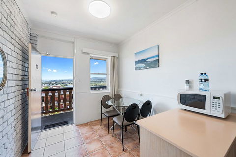 Coach House Launceston - Accommodation Redcliffe 11