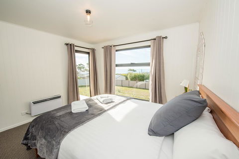 Beach House XIV - Accommodation Redcliffe 9