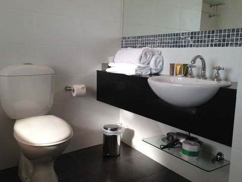Auldington Hotel - Accommodation Redcliffe 4