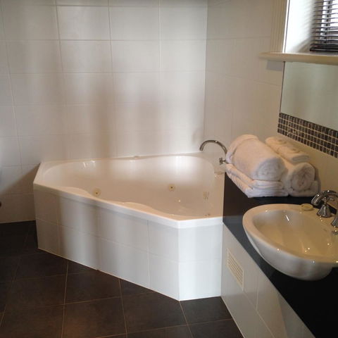 Auldington Hotel - Accommodation Redcliffe 20