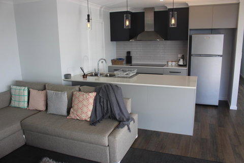 Hilltop Ocean Views å±±é¡¶æµ·æ™¯ - Accommodation Redcliffe 1