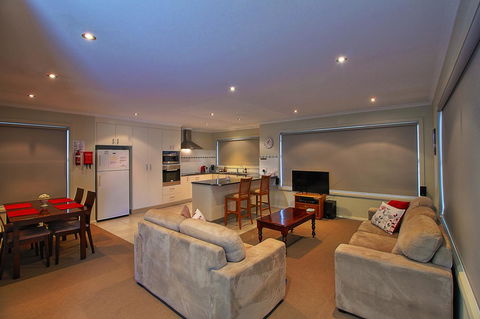 Hobart Villa - Accommodation Redcliffe 2