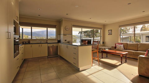 Hobart Villa - Accommodation Redcliffe 4