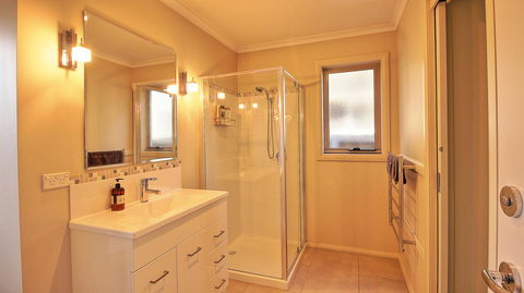 Hobart Villa - Accommodation Redcliffe 10