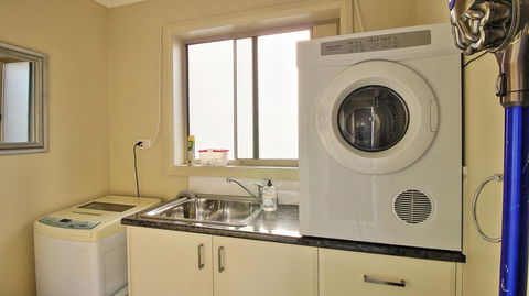 Hobart Villa - Accommodation Redcliffe 11
