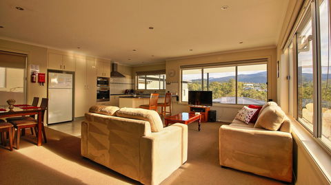Hobart Villa - Accommodation Redcliffe 1