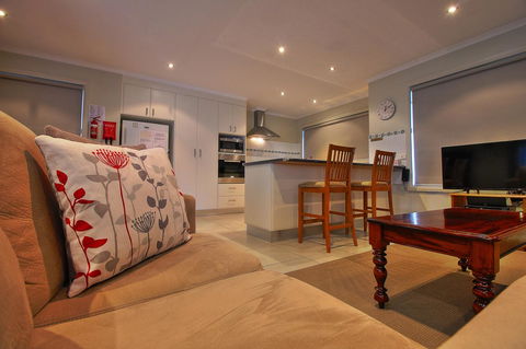 Hobart Villa - Accommodation Redcliffe 3