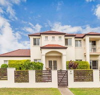 Nice home in the Regatta waters estate close to theme parks - Accommodation Redcliffe