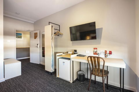 Nightcap At Ocean Beach Hotel - Accommodation Redcliffe 2