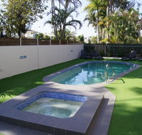 Noosa Parade Holiday Inn - Accommodation Redcliffe