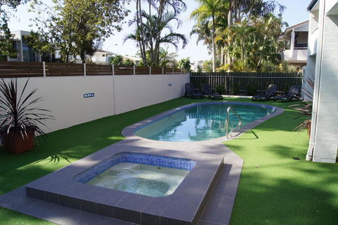 Noosa Parade Holiday Inn - Accommodation Redcliffe 0