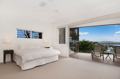 Noosa Penthouse Close To Hastings Street - Unit 2 Vue, 28 Edgar Bennett Ave - Accommodation Redcliffe 1