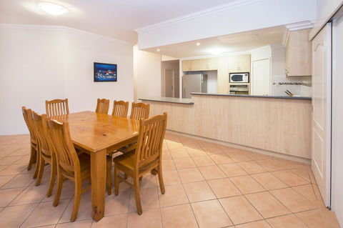 Nyes Nest - Accommodation Redcliffe 3
