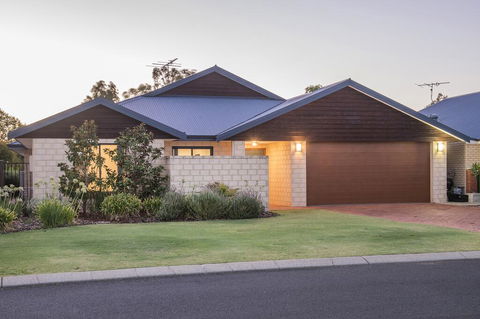Nyes Nest - Accommodation Redcliffe 0