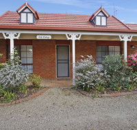 Oak Cottage - Tudor Village Unit 5 - Accommodation Redcliffe