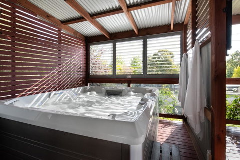 Oblique - Accommodation Redcliffe 0