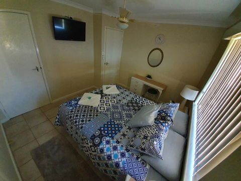 Ocean Beach Chalet 15 - Accommodation Redcliffe 3