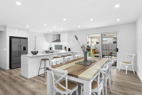 OCEAN BREEZE Family Home - Accommodation Redcliffe 1