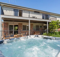 Ocean Breeze Retreat - with spa and space - Accommodation Redcliffe