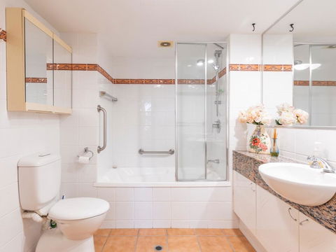 Ocean Isles Seaside Luxury - Accommodation Redcliffe 2