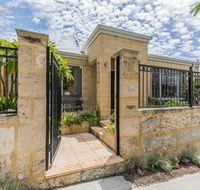 Ocean Keys Cottage - Free WiFi - Accommodation Redcliffe